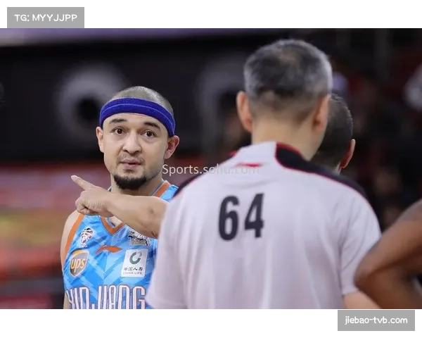 特写镜头:终场哨响,保级队更衣室内一片沉寂与泪水 特写镜头:终场哨响,保级队更衣室内一片沉寂与泪水